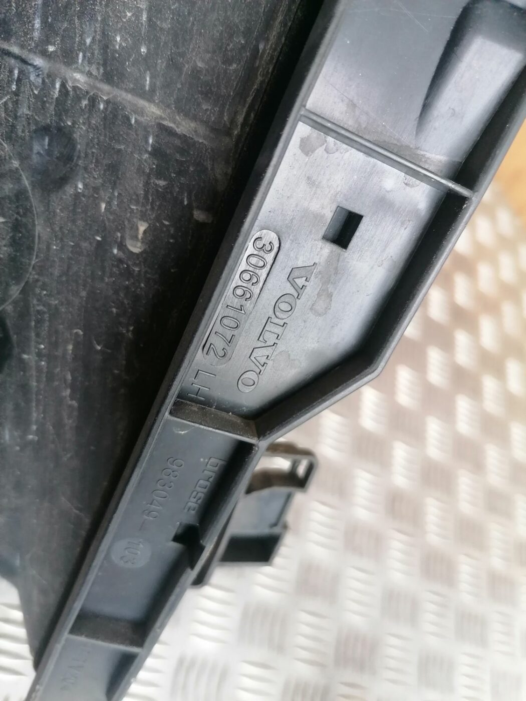 Durvju roktura iekšējais stiprinājums priekš VOLVO V70 2009 4 Durvju roktura iekšējais stiprinājums priekš VOLVO V70 2009