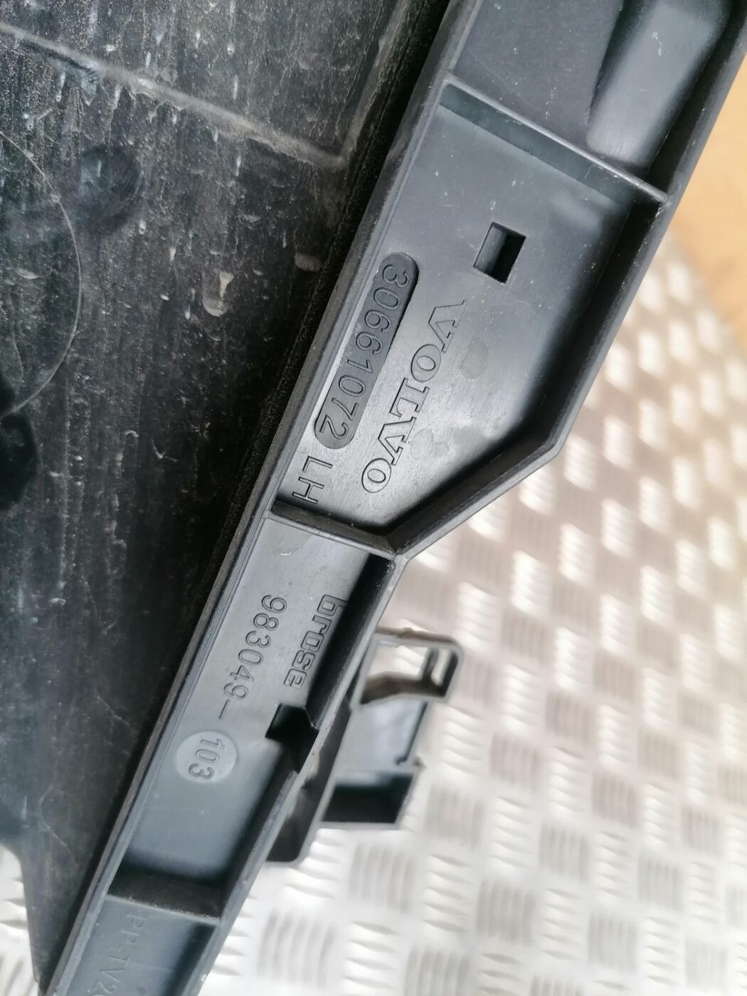 Durvju roktura iekšējais stiprinājums priekš VOLVO V70 2009 3 Durvju roktura iekšējais stiprinājums priekš VOLVO V70 2009