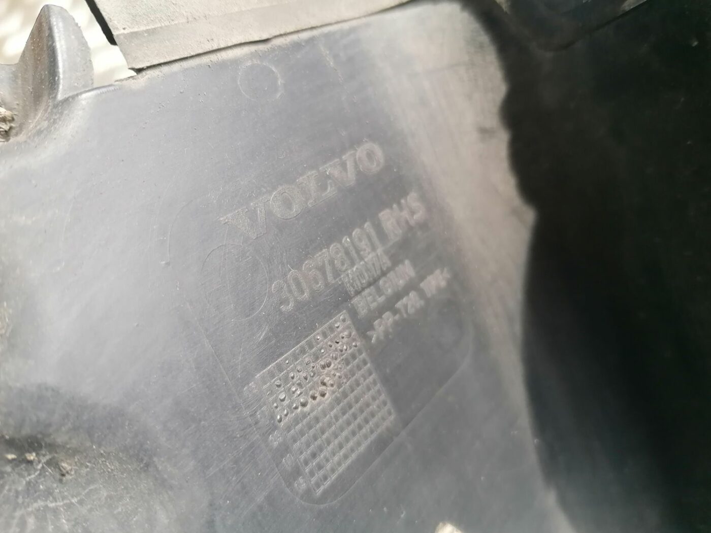 Ieplūdes gaisa deflektors, pa labi priekš VOLVO V70 2009