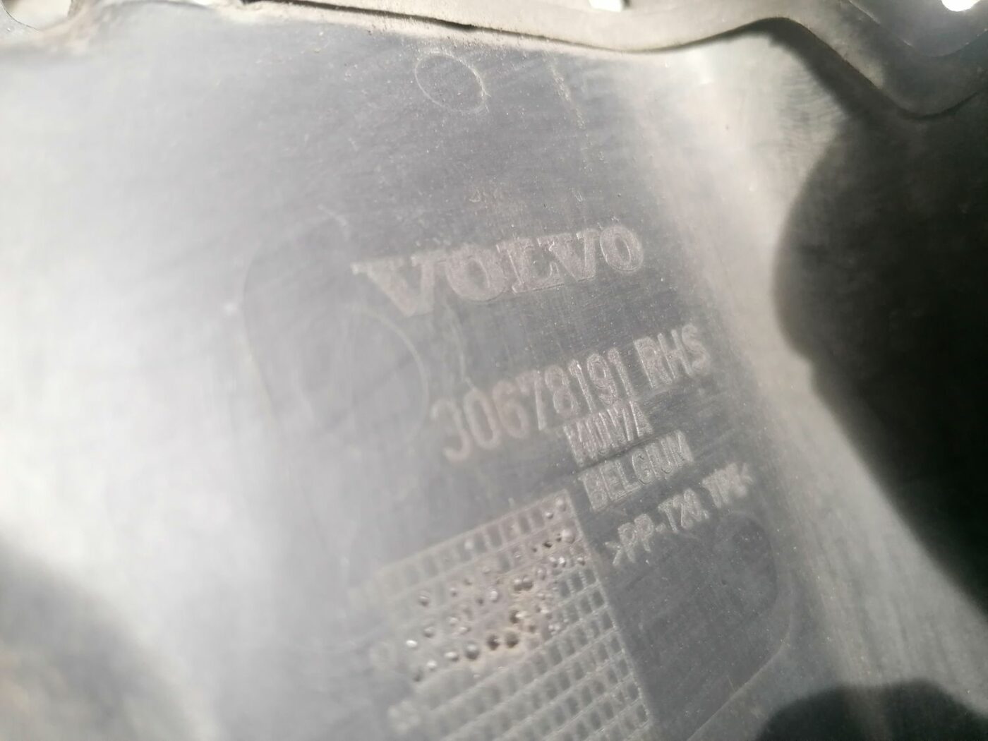 Ieplūdes gaisa deflektors, pa labi priekš VOLVO V70 2009