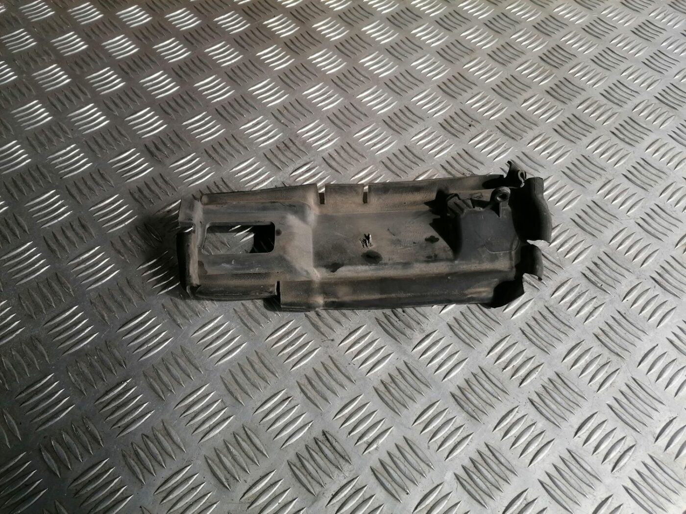 Ieplūdes gaisa deflektors, pa labi priekš VOLVO V70 2009