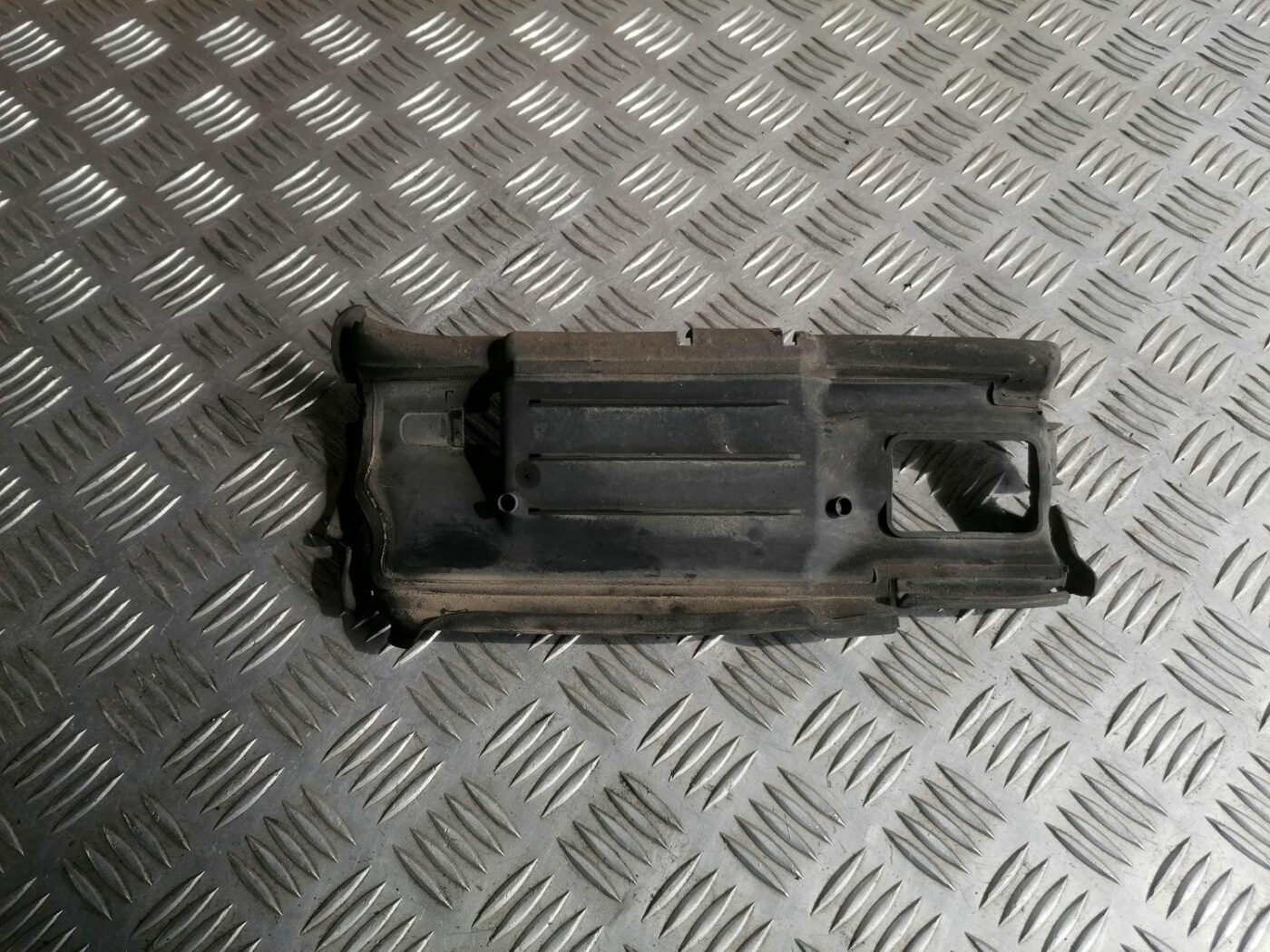 Ieplūdes gaisa deflektors, pa labi priekš VOLVO V70 2009