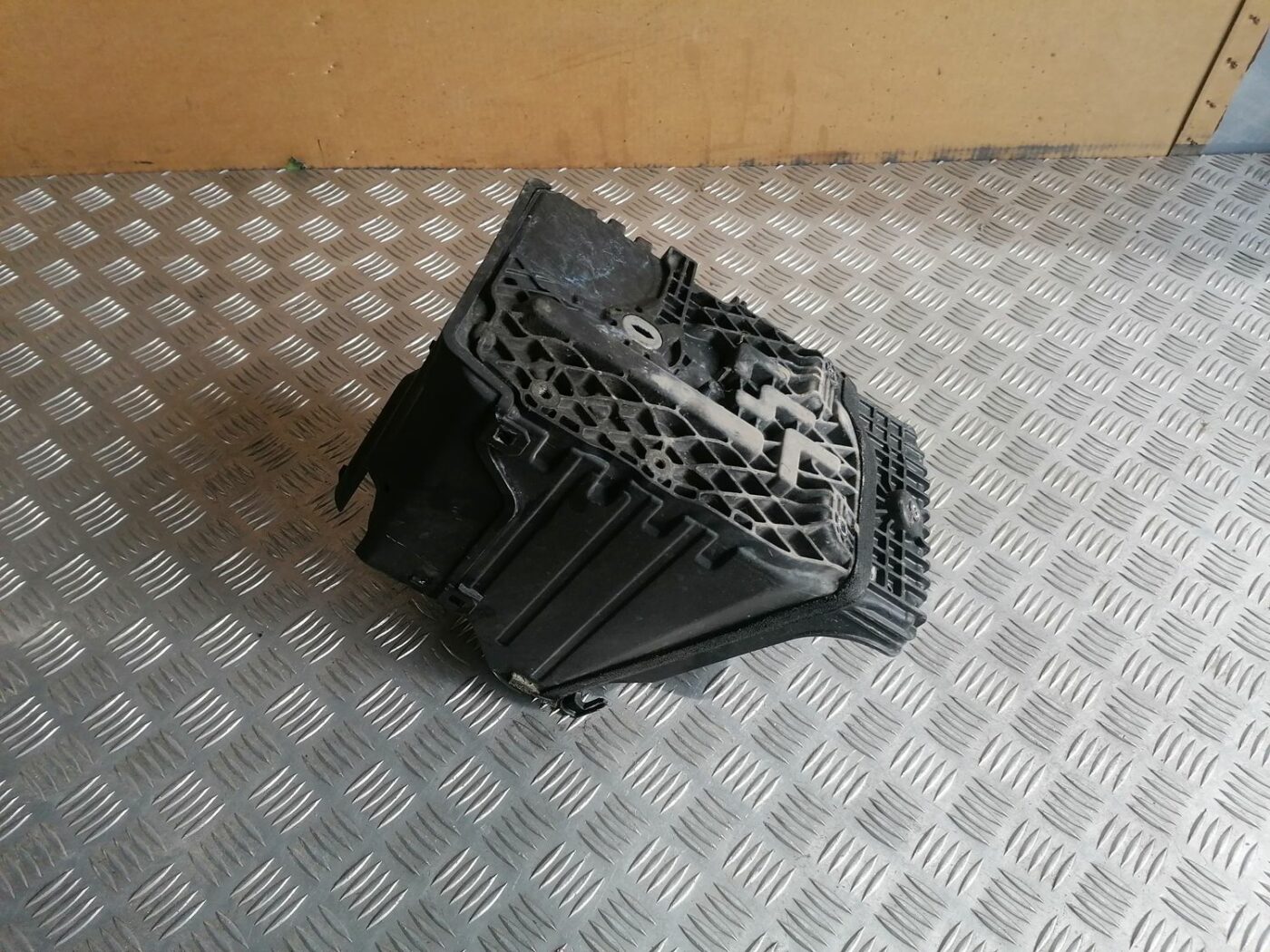 Akumulatora stiprināšanas korpuss priekš VOLVO V70 2009 2 Akumulatora stiprināšanas korpuss priekš VOLVO V70 2009