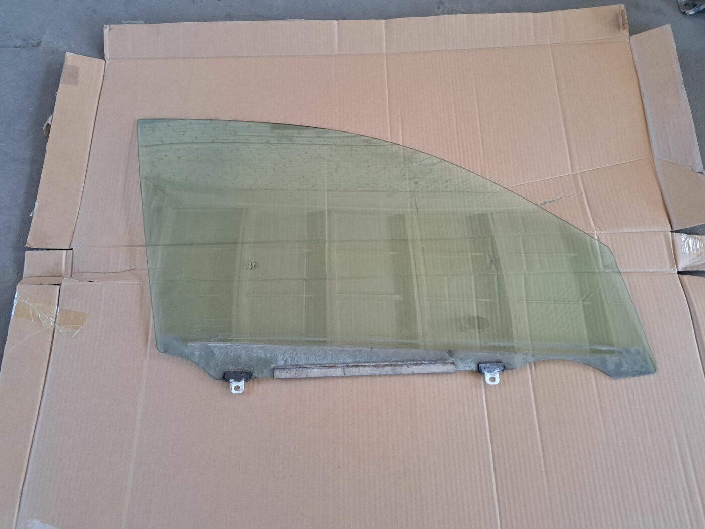 Priekšējo labo durvju stikls priekš TOYOTA RAV 4 2006