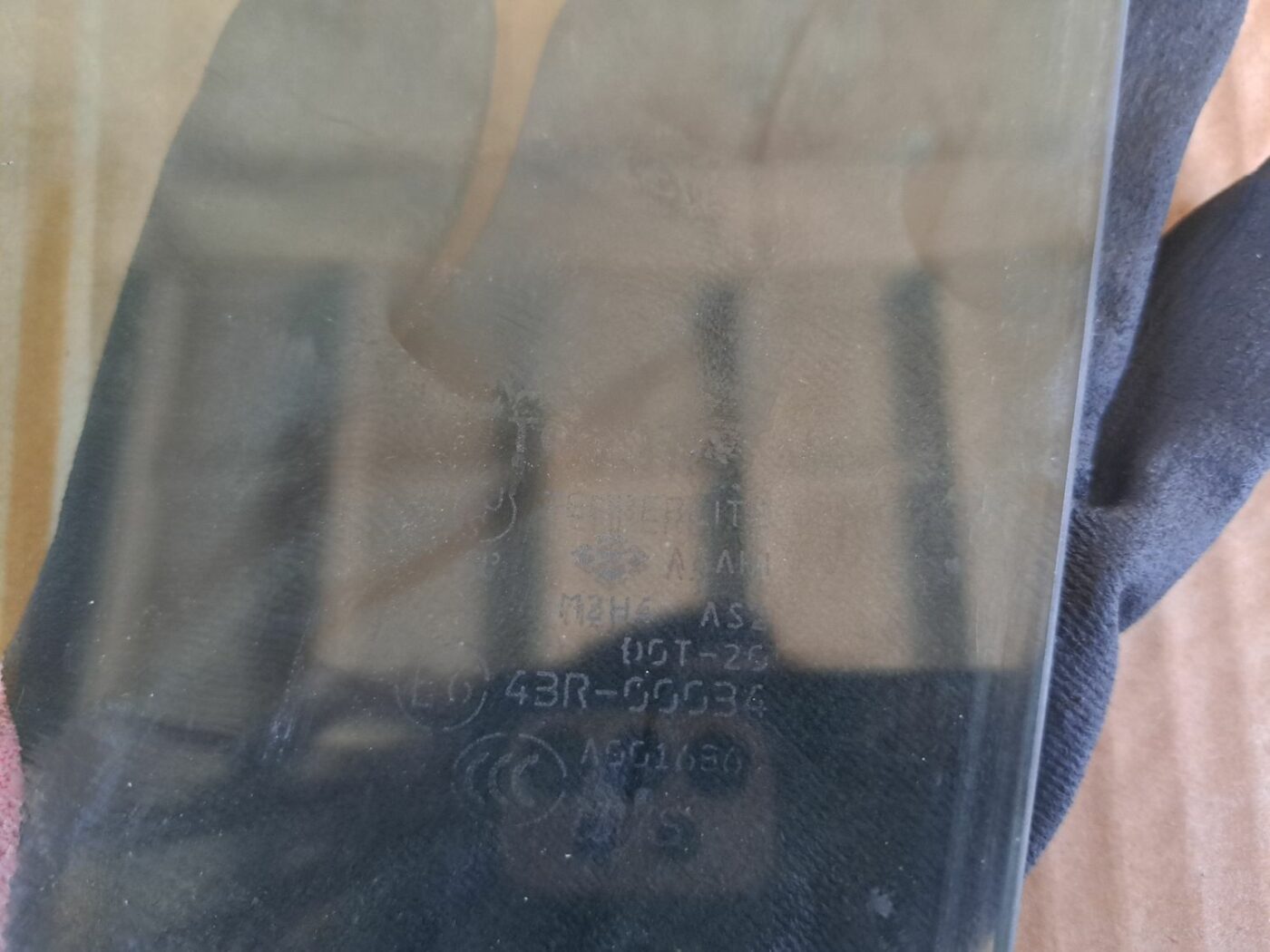 Priekšējo labo durvju stikls priekš TOYOTA RAV 4 2006