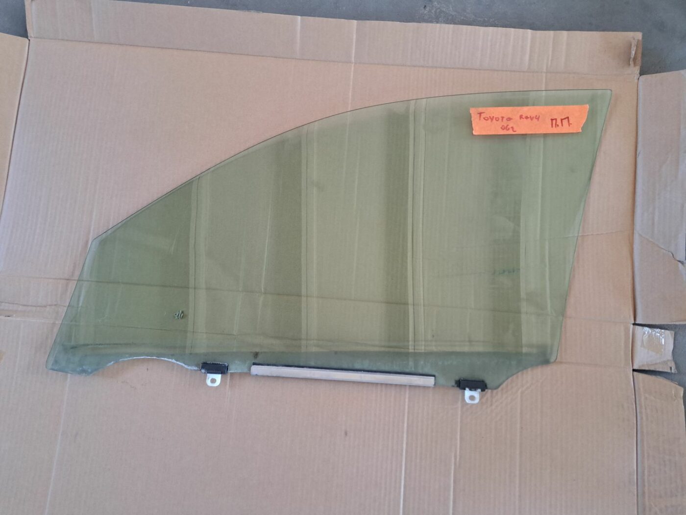 Priekšējo labo durvju stikls priekš TOYOTA RAV 4 2006