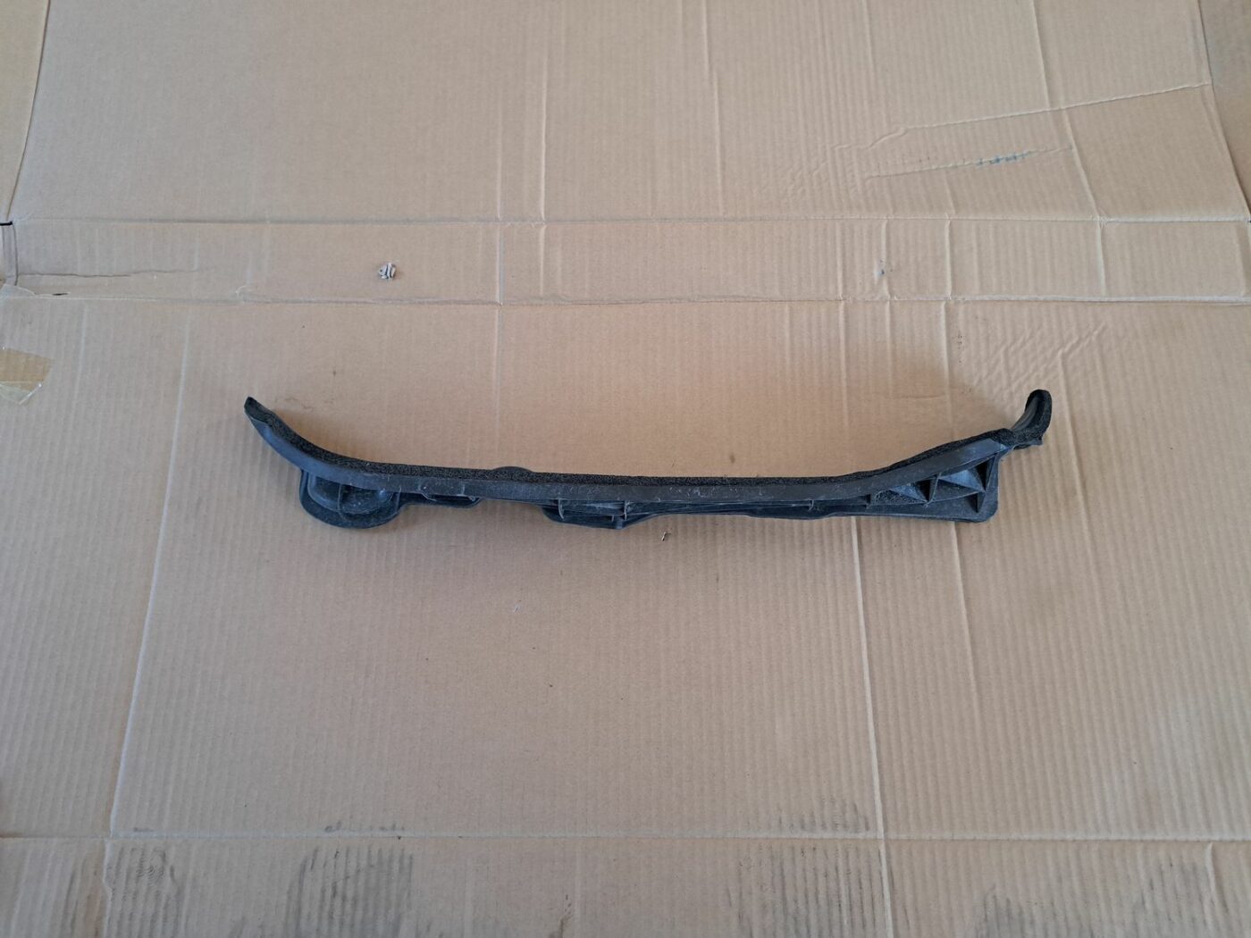 Ieliktņis starp spārnu un durvīm priekš TOYOTA RAV 4 2006