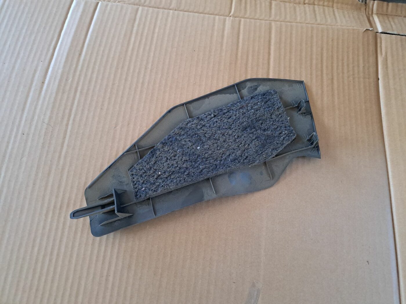 Centrālās konsoles (apdares) sānu panelis priekš TOYOTA RAV 4 2006