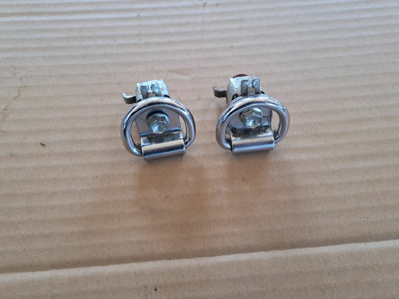 Kravas stiprināšanas eņģe bagāžniekā priekš TOYOTA RAV 4 2006