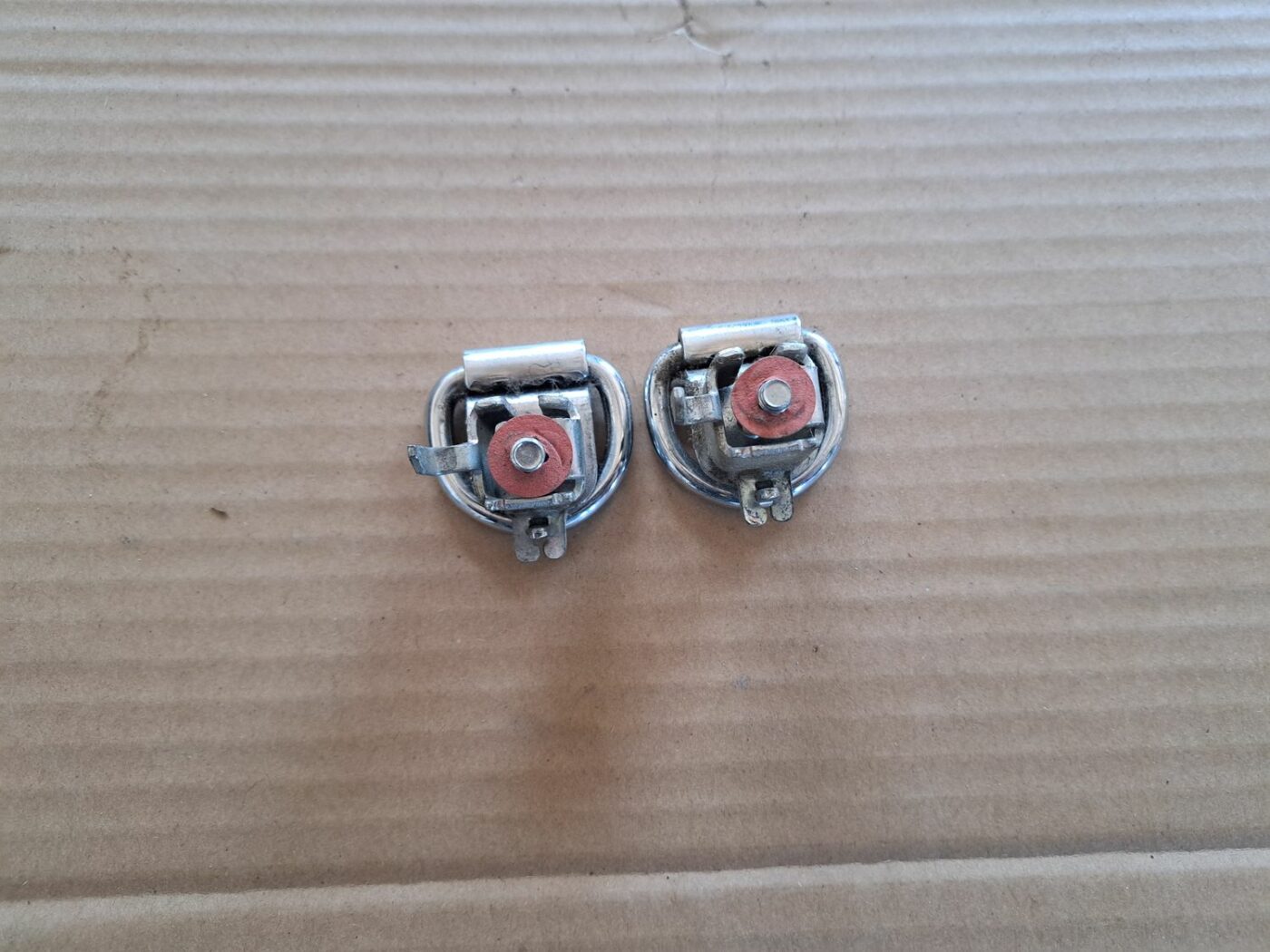 Kravas stiprināšanas eņģe bagāžniekā priekš TOYOTA RAV 4 2006