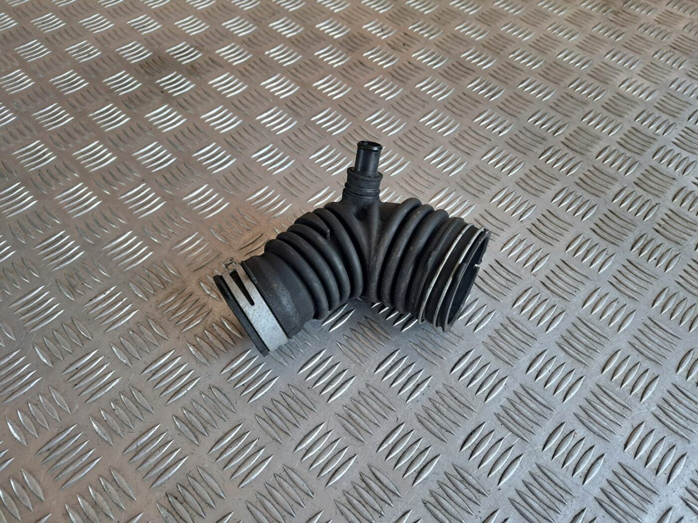 Gaisa ieplūdes šļūtene priekš TOYOTA RAV 4 2006