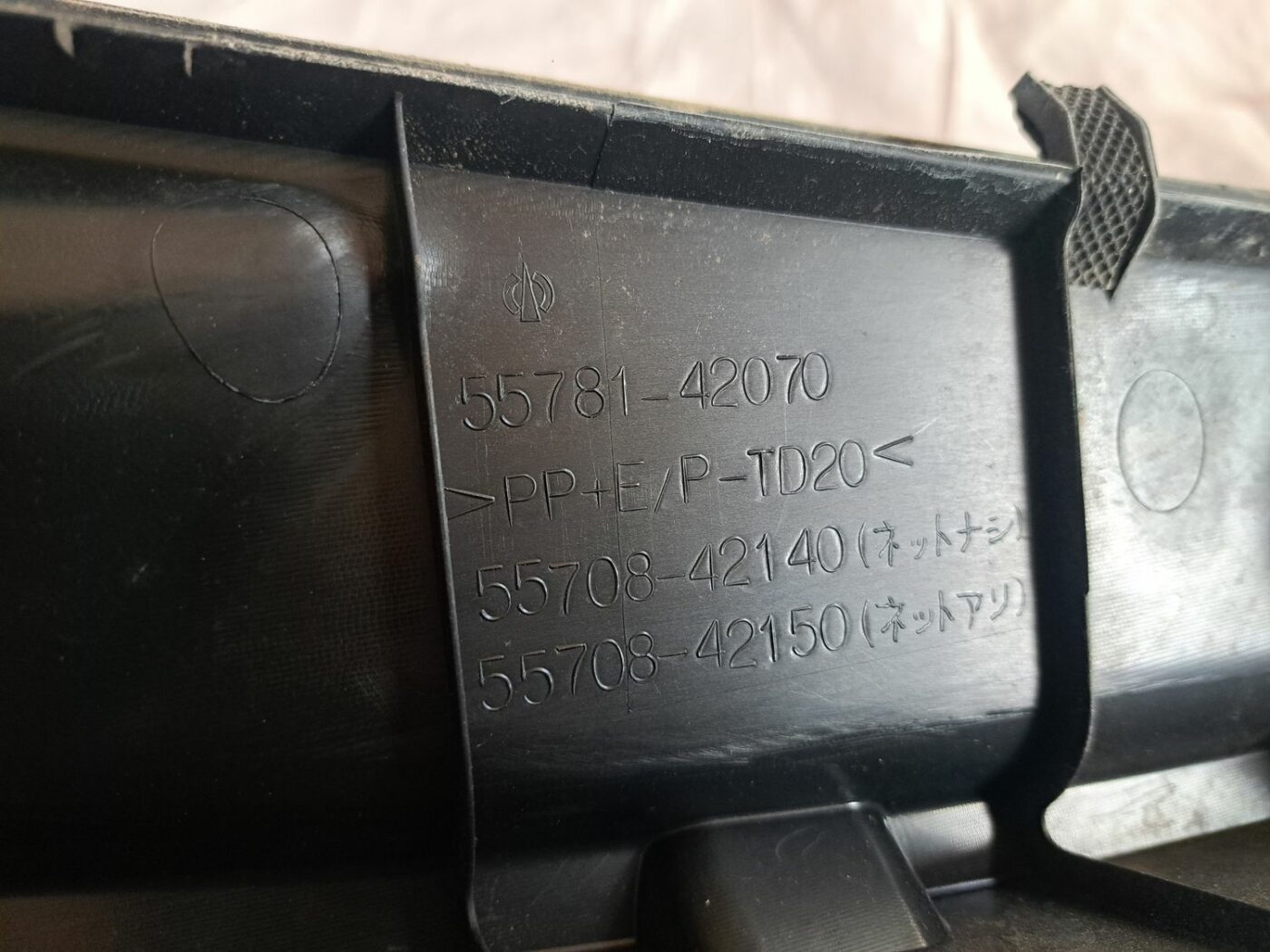 Vējstikla uzlikas (deflektora) režģis priekš TOYOTA RAV 4 2006 3 Vējstikla uzlikas (deflektora) režģis priekš TOYOTA RAV 4 2006