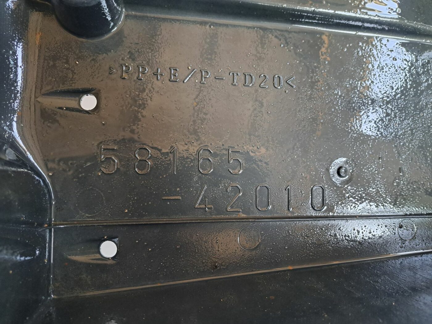 Virsbūves apakšējais aizsargs priekš TOYOTA RAV 4 2006 3 Virsbūves apakšējais aizsargs priekš TOYOTA RAV 4 2006