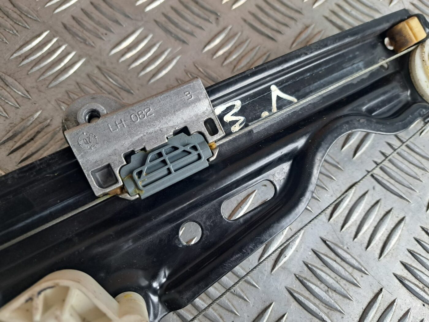 Stikla pacelšanas mehānisms aizmugurējais kreisais priekš BMW 525 E60 2004 BLACK