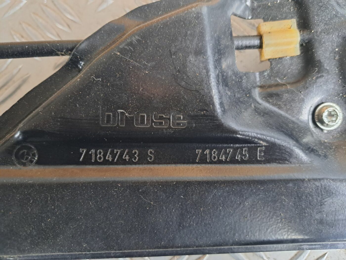 Stikla pacelšanas mehānisms aizmugurējais kreisais priekš BMW 525 E60 2004 BLACK