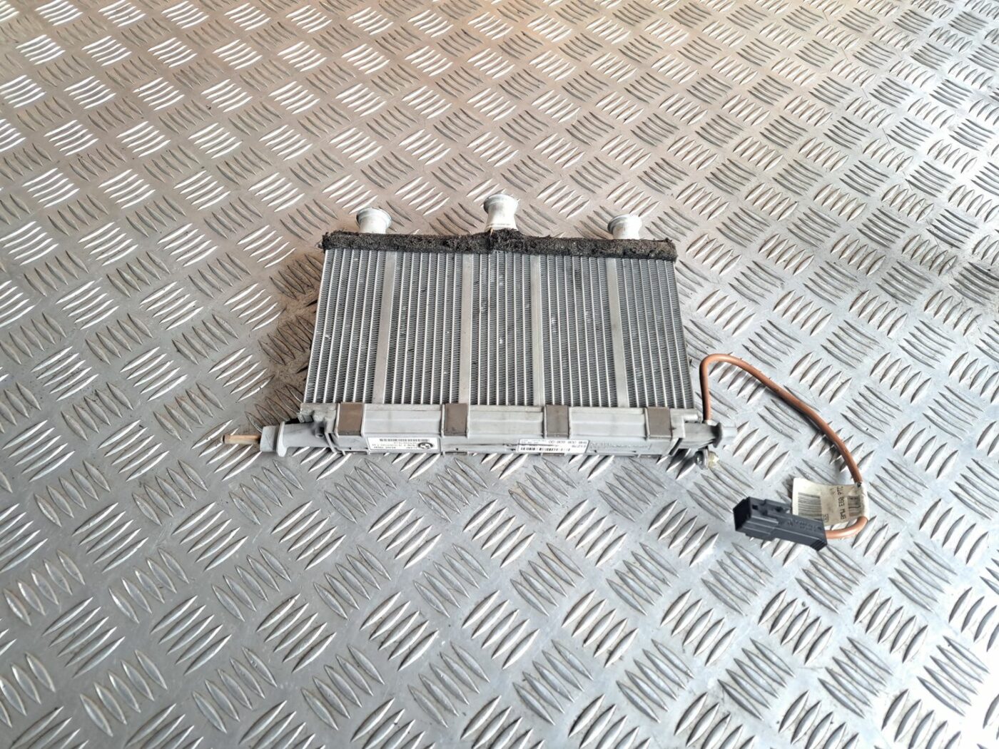 Apsildes sistēmas radiators priekš BMW 525 E60 2004 BLACK 1 Apsildes sistēmas radiators priekš BMW 525 E60 2004 BLACK