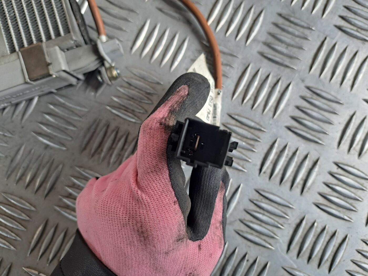 Apsildes sistēmas radiators priekš BMW 525 E60 2004 BLACK 2 Apsildes sistēmas radiators priekš BMW 525 E60 2004 BLACK