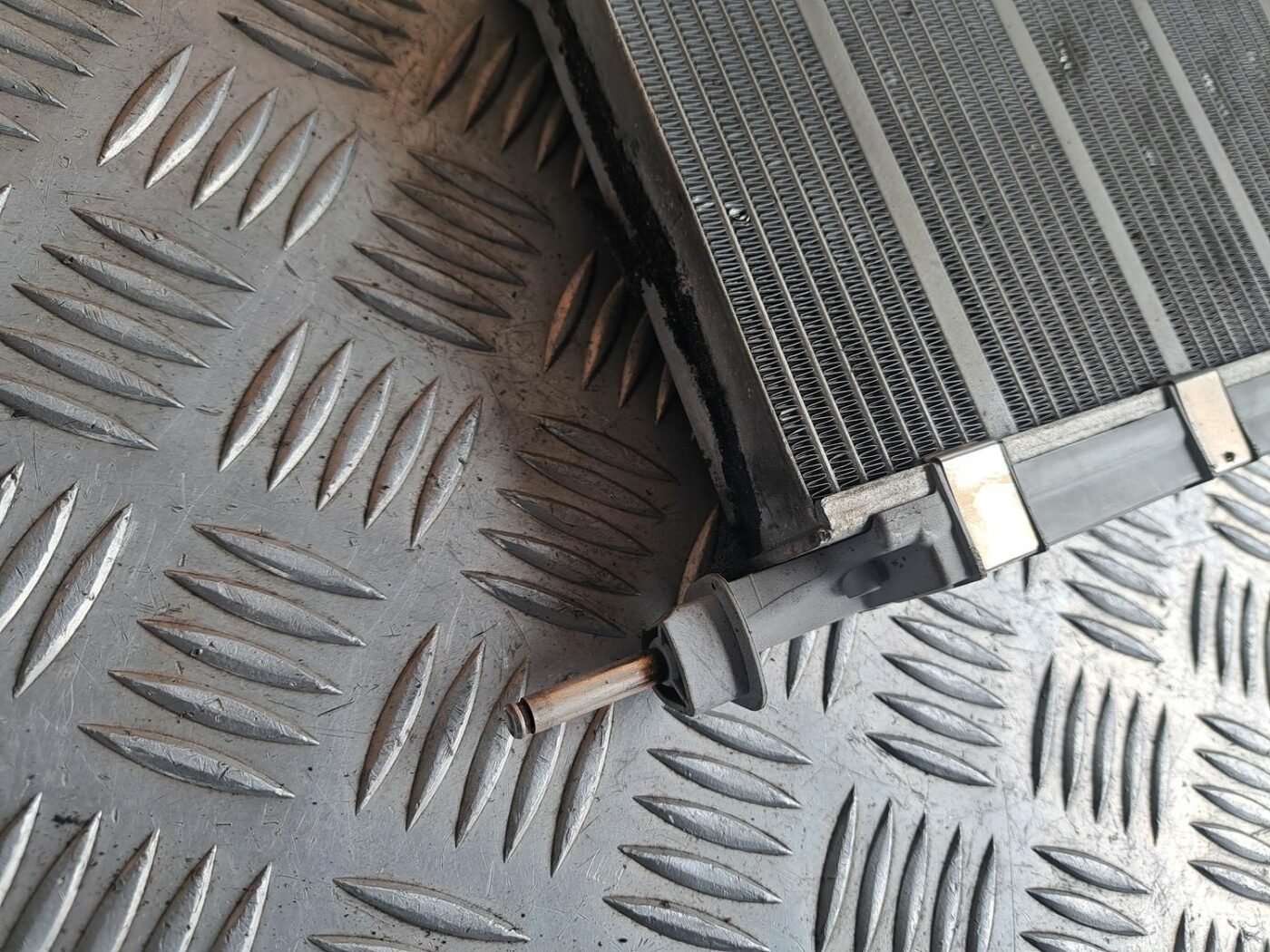 Apsildes sistēmas radiators priekš BMW 525 E60 2004 BLACK 9 Apsildes sistēmas radiators priekš BMW 525 E60 2004 BLACK