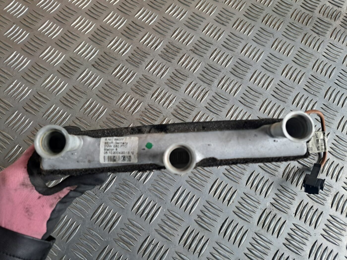 Apsildes sistēmas radiators priekš BMW 525 E60 2004 BLACK 8 Apsildes sistēmas radiators priekš BMW 525 E60 2004 BLACK