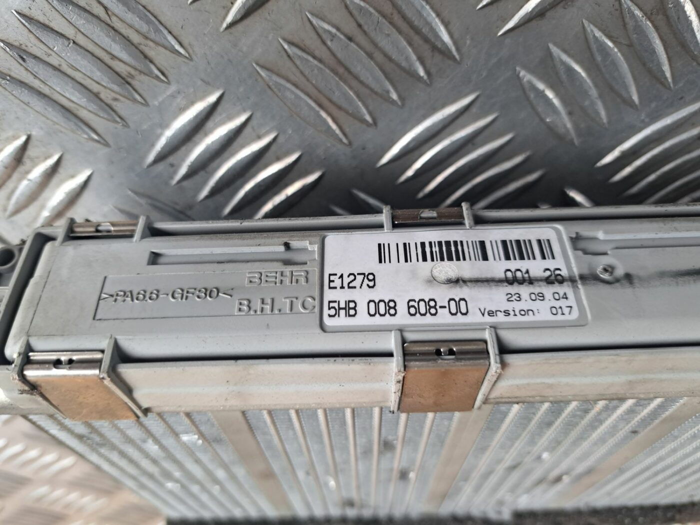 Apsildes sistēmas radiators priekš BMW 525 E60 2004 BLACK 6 Apsildes sistēmas radiators priekš BMW 525 E60 2004 BLACK