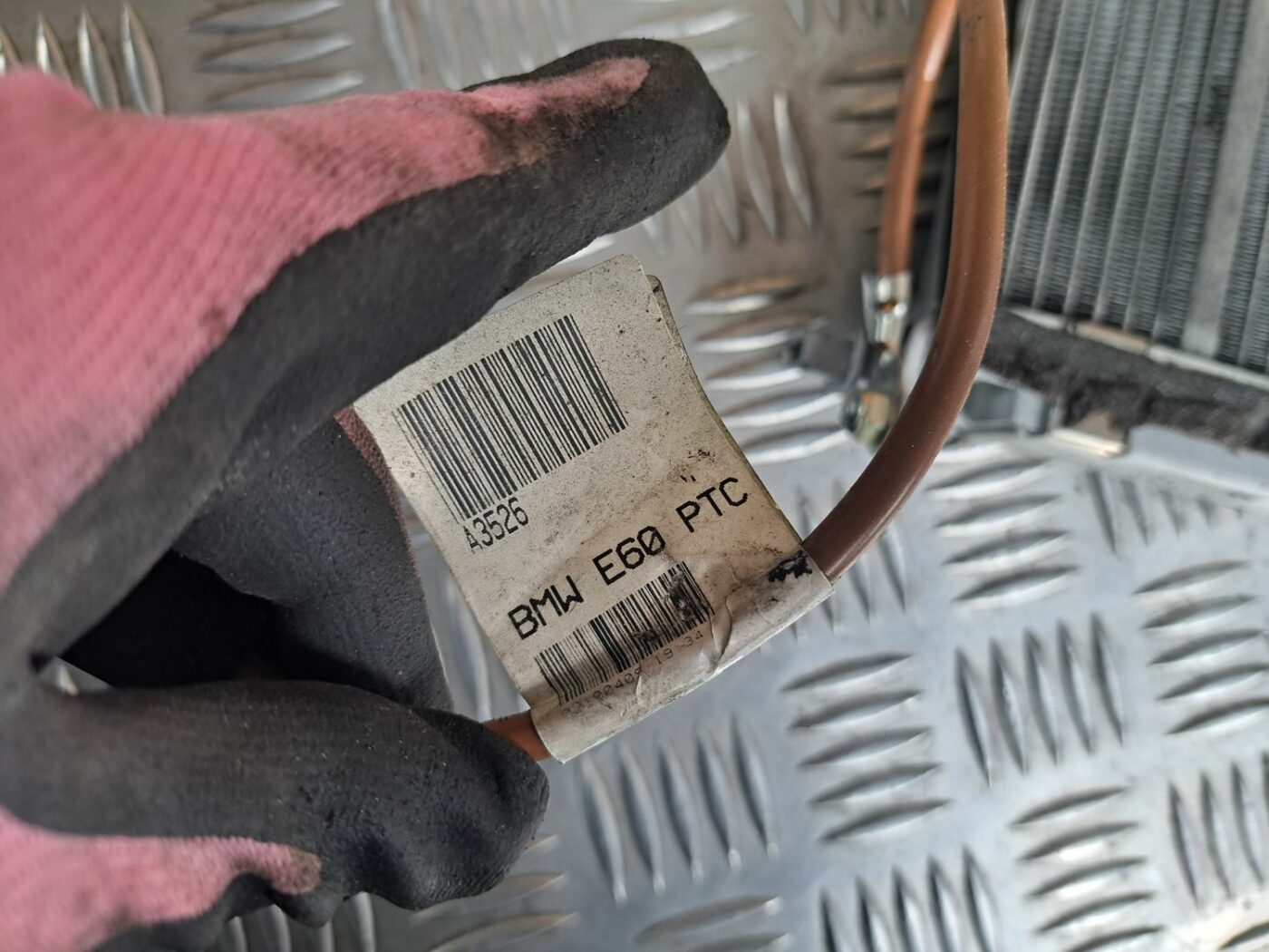 Apsildes sistēmas radiators priekš BMW 525 E60 2004 BLACK 3 Apsildes sistēmas radiators priekš BMW 525 E60 2004 BLACK