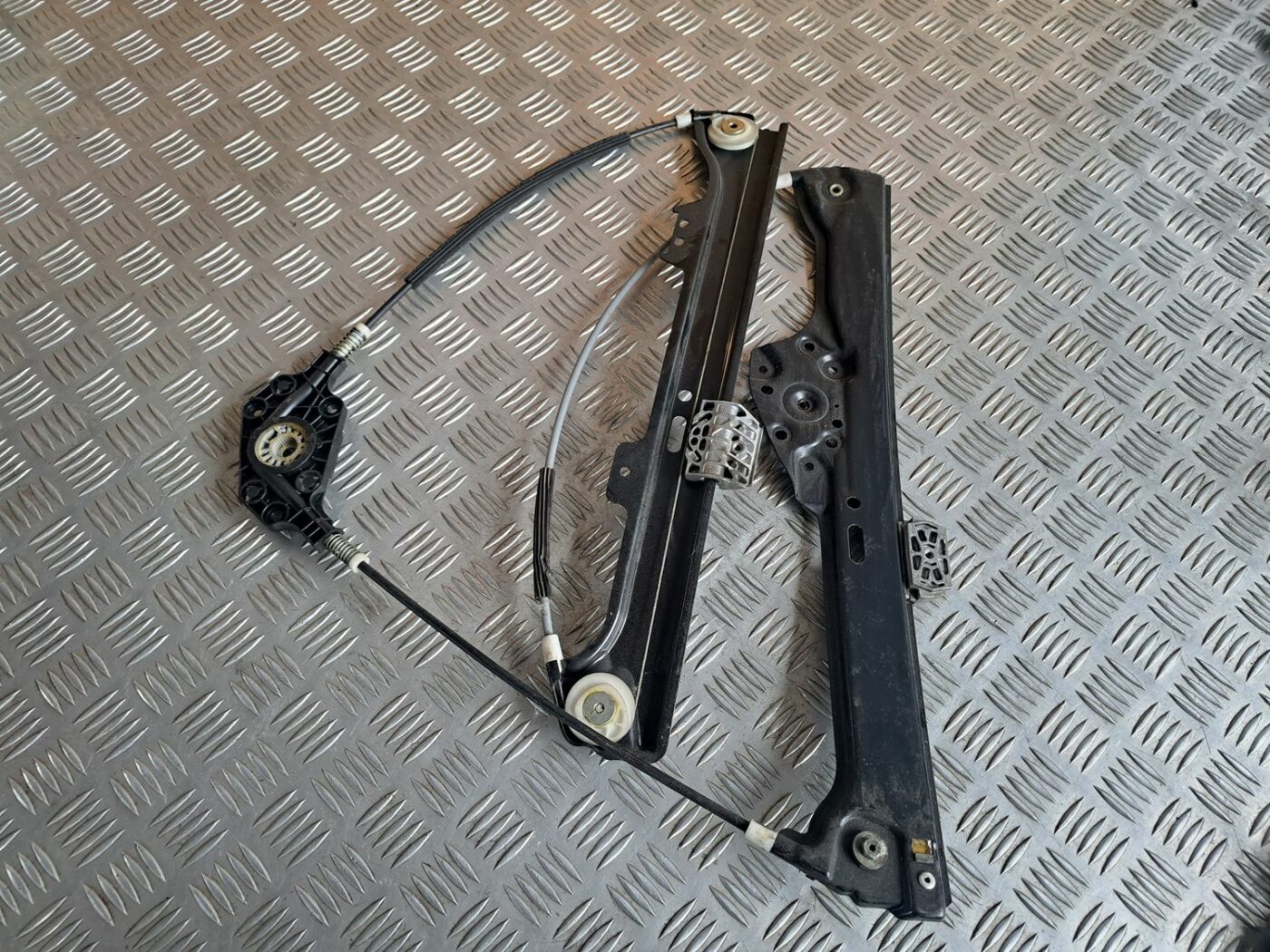 Stikla pacelšanas mehānisms priekšējais kreisais priekš BMW 525 E60 2004 BLACK