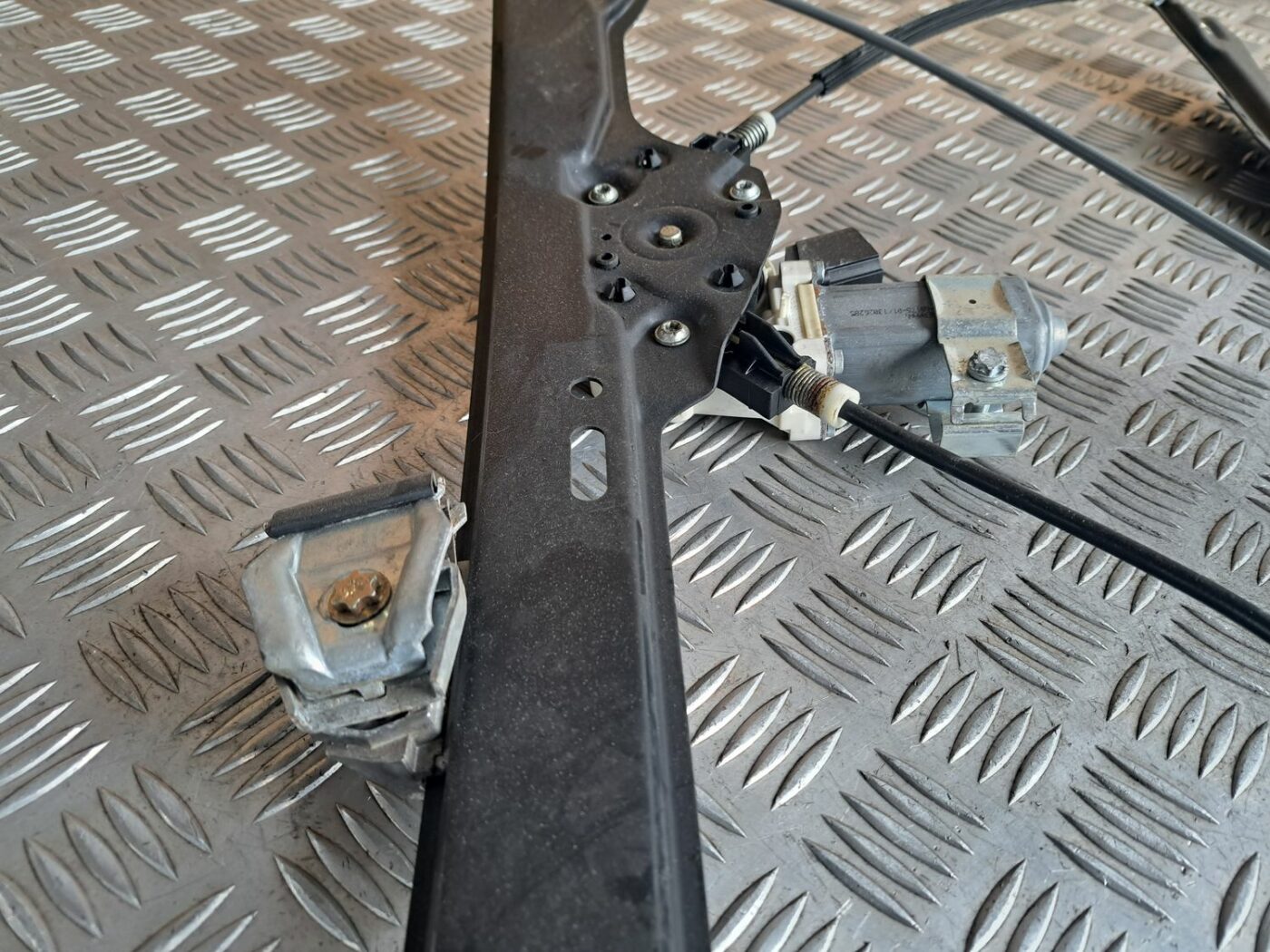 Stikla pacelšanas mehānisms priekšējais kreisais priekš BMW 525 E60 2004 BLACK