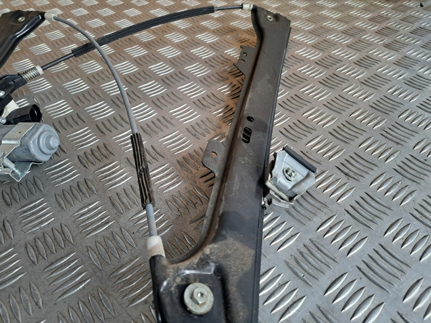 Stikla pacelšanas mehānisms priekšējais kreisais priekš BMW 525 E60 2004 BLACK