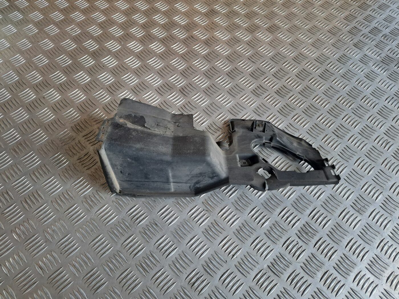 Ieplūdes gaisa deflektors, pa labi priekš BMW 525 E60 2004 BLACK 1 Ieplūdes gaisa deflektors, pa labi priekš BMW 525 E60 2004 BLACK