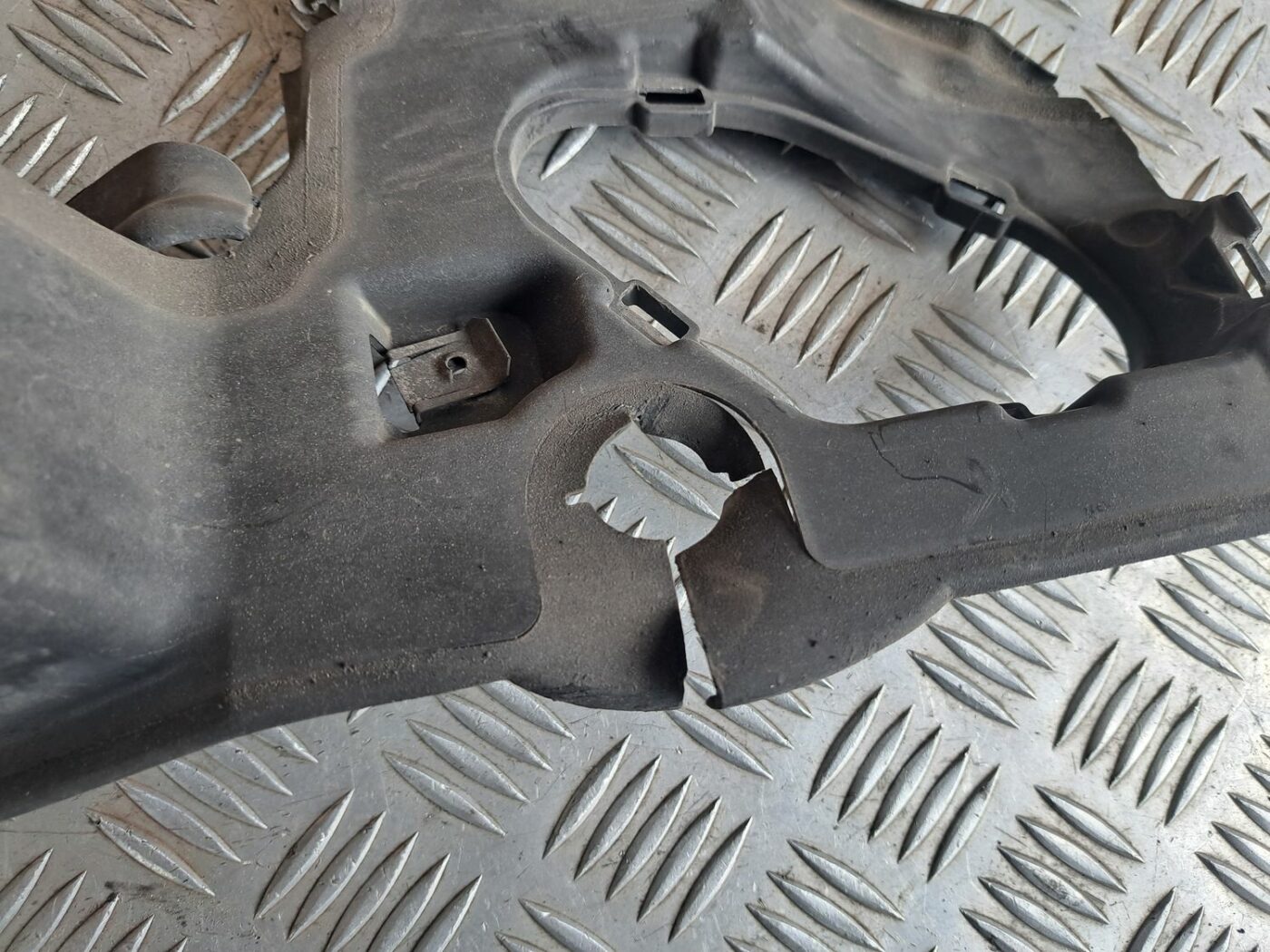 Ieplūdes gaisa deflektors, pa labi priekš BMW 525 E60 2004 BLACK 2 Ieplūdes gaisa deflektors, pa labi priekš BMW 525 E60 2004 BLACK