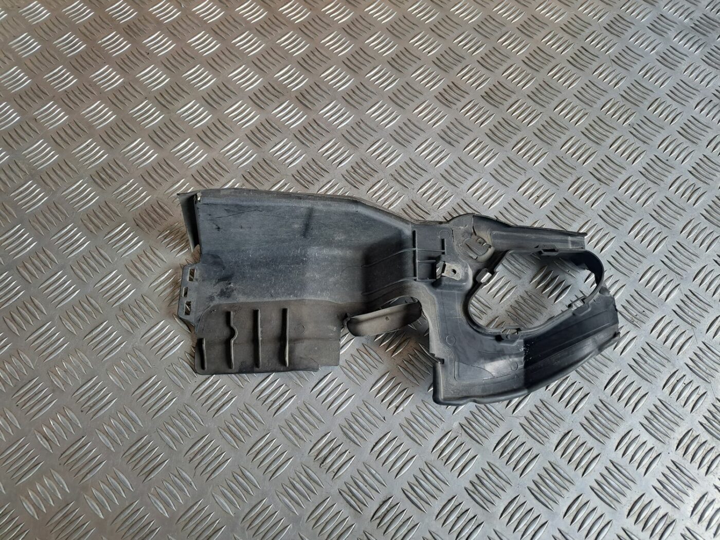 Ieplūdes gaisa deflektors, pa labi priekš BMW 525 E60 2004 BLACK 8 Ieplūdes gaisa deflektors, pa labi priekš BMW 525 E60 2004 BLACK