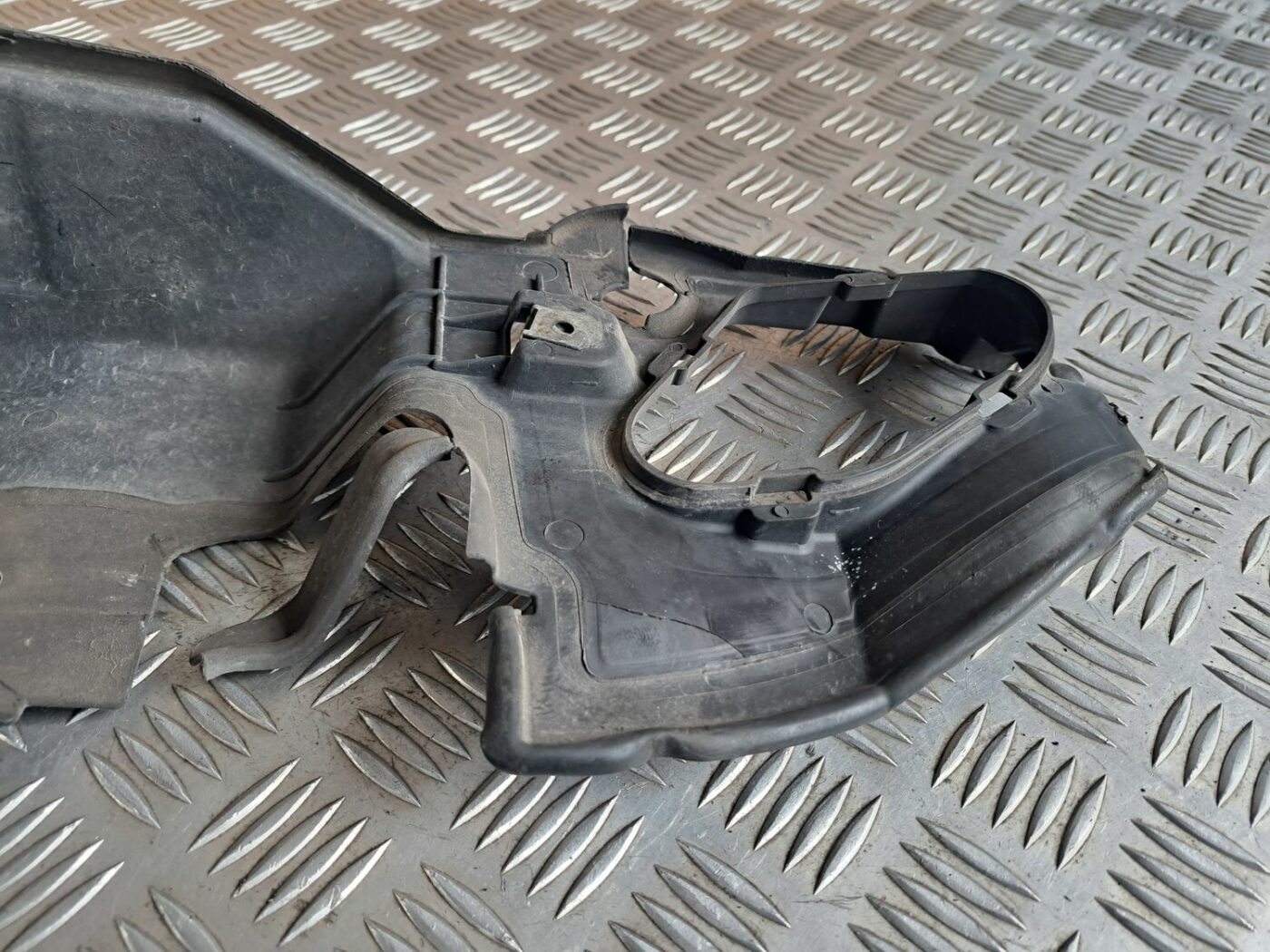 Ieplūdes gaisa deflektors, pa labi priekš BMW 525 E60 2004 BLACK 5 Ieplūdes gaisa deflektors, pa labi priekš BMW 525 E60 2004 BLACK