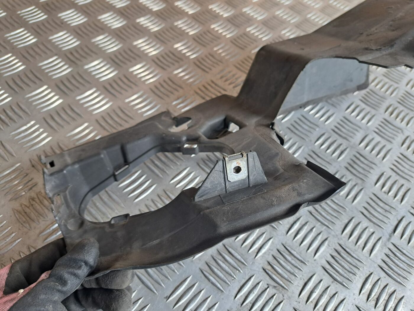 Ieplūdes gaisa deflektors, pa labi priekš BMW 525 E60 2004 BLACK 4 Ieplūdes gaisa deflektors, pa labi priekš BMW 525 E60 2004 BLACK