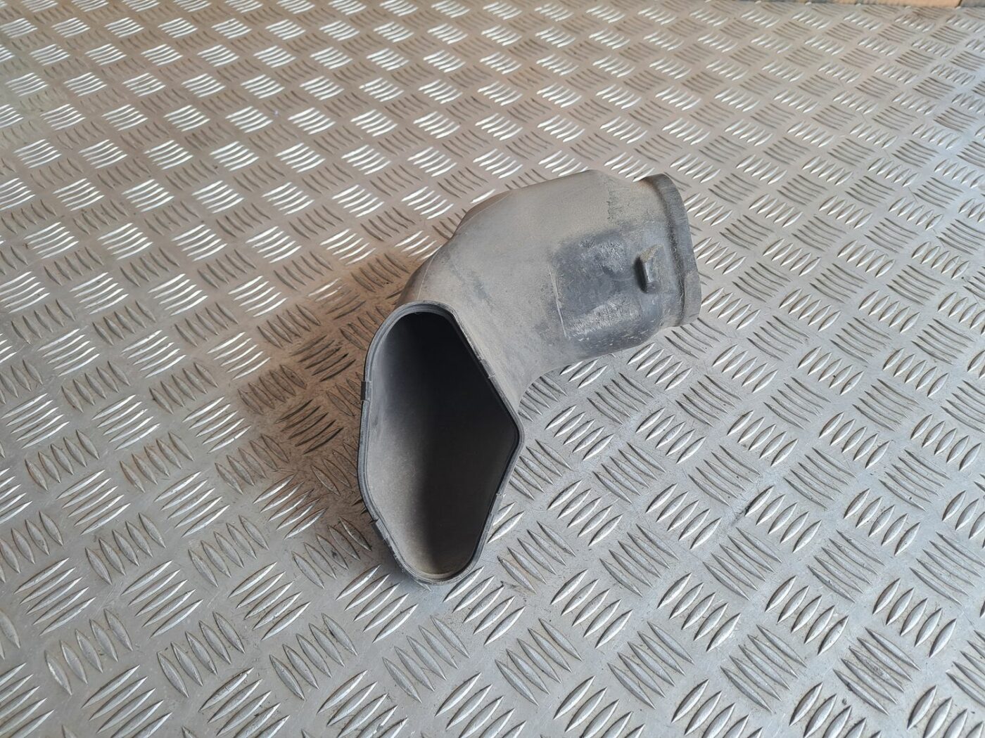 Gaisa ieplūdes šļūtene priekš BMW 525 E60 2004 BLACK