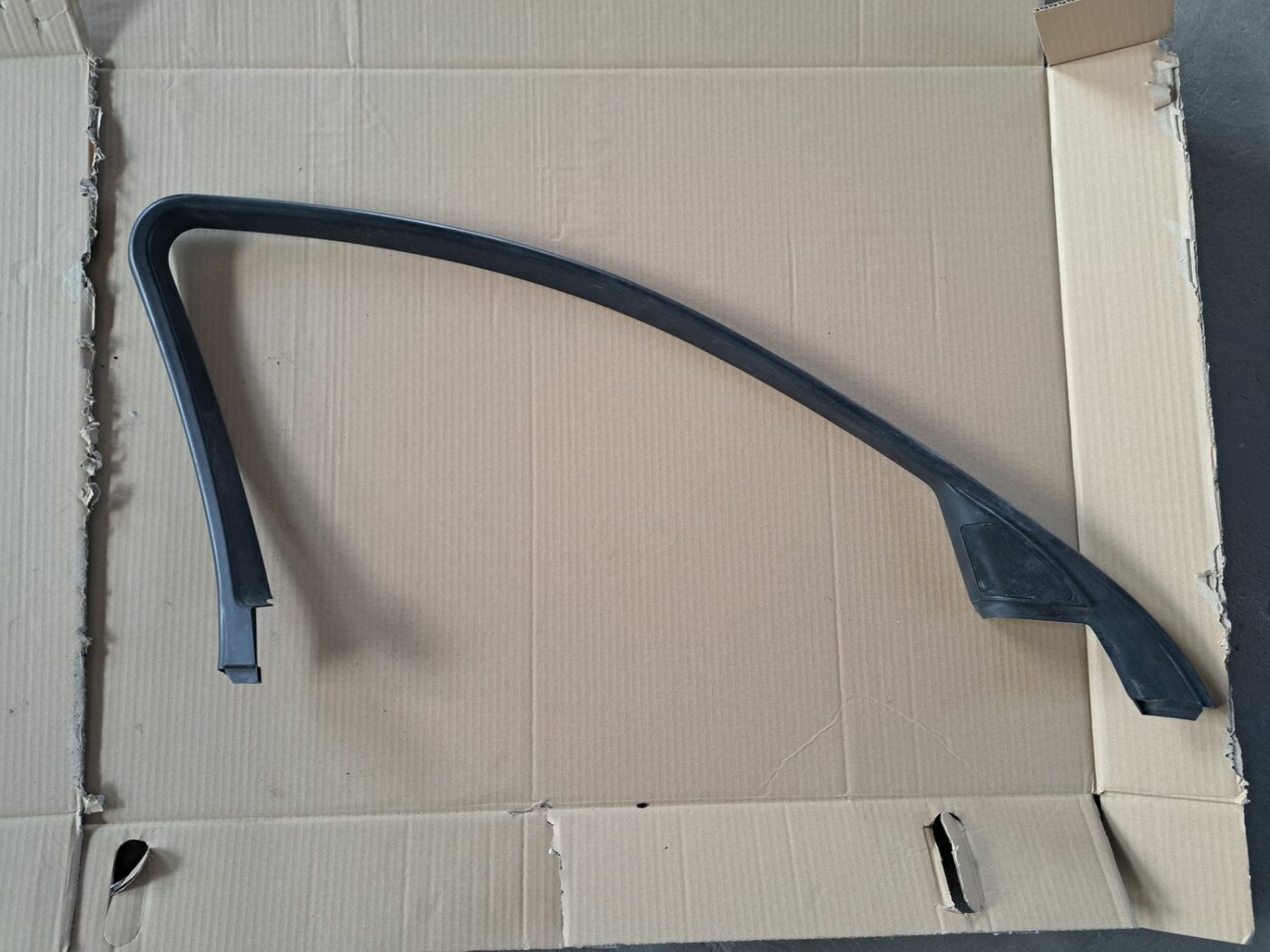 Durvju stikla moldings priekš BMW 525 E60 2004 BLACK 1 Durvju stikla moldings priekš BMW 525 E60 2004 BLACK