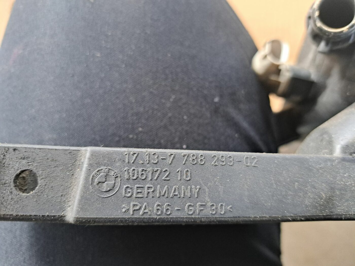 Dzesēšanas šķidruma tvertne priekš BMW 525 E60 2004 BLACK 4 Dzesēšanas šķidruma tvertne priekš BMW 525 E60 2004 BLACK