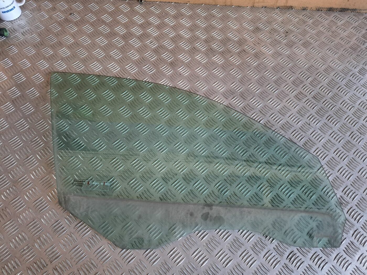 Priekšējo labo durvju stikls priekš BMW 525 E60 2004 BLACK 1 Priekšējo labo durvju stikls priekš BMW 525 E60 2004 BLACK