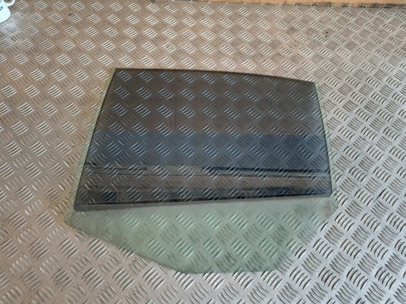 Aizmugurējo kreiso durvju stikls priekš BMW 525 E60 2004 BLACK 1 Aizmugurējo kreiso durvju stikls priekš BMW 525 E60 2004 BLACK