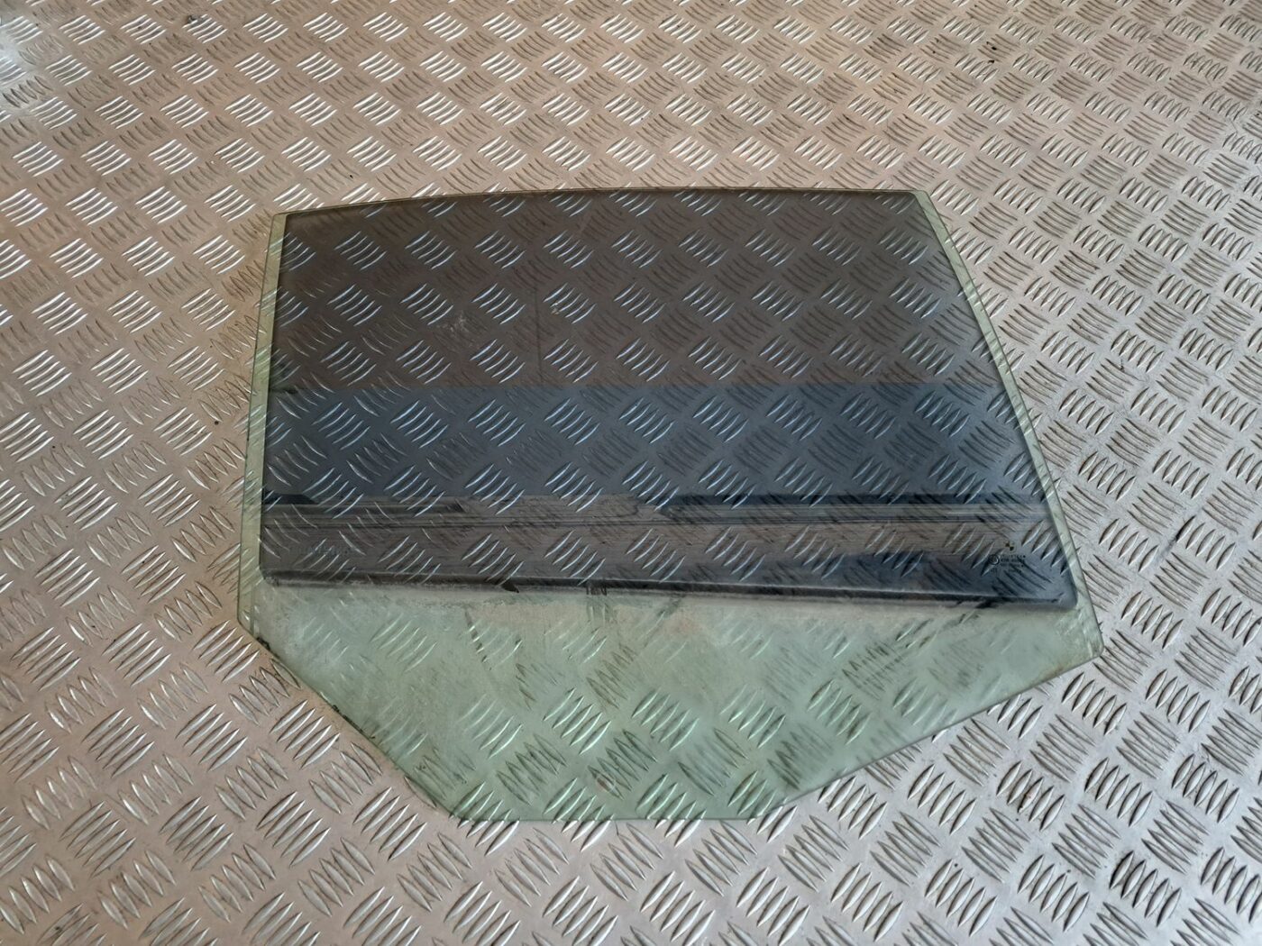 Aizmugurējo labo durvju stikls priekš BMW 525 E60 2004 BLACK 1 Aizmugurējo labo durvju stikls priekš BMW 525 E60 2004 BLACK