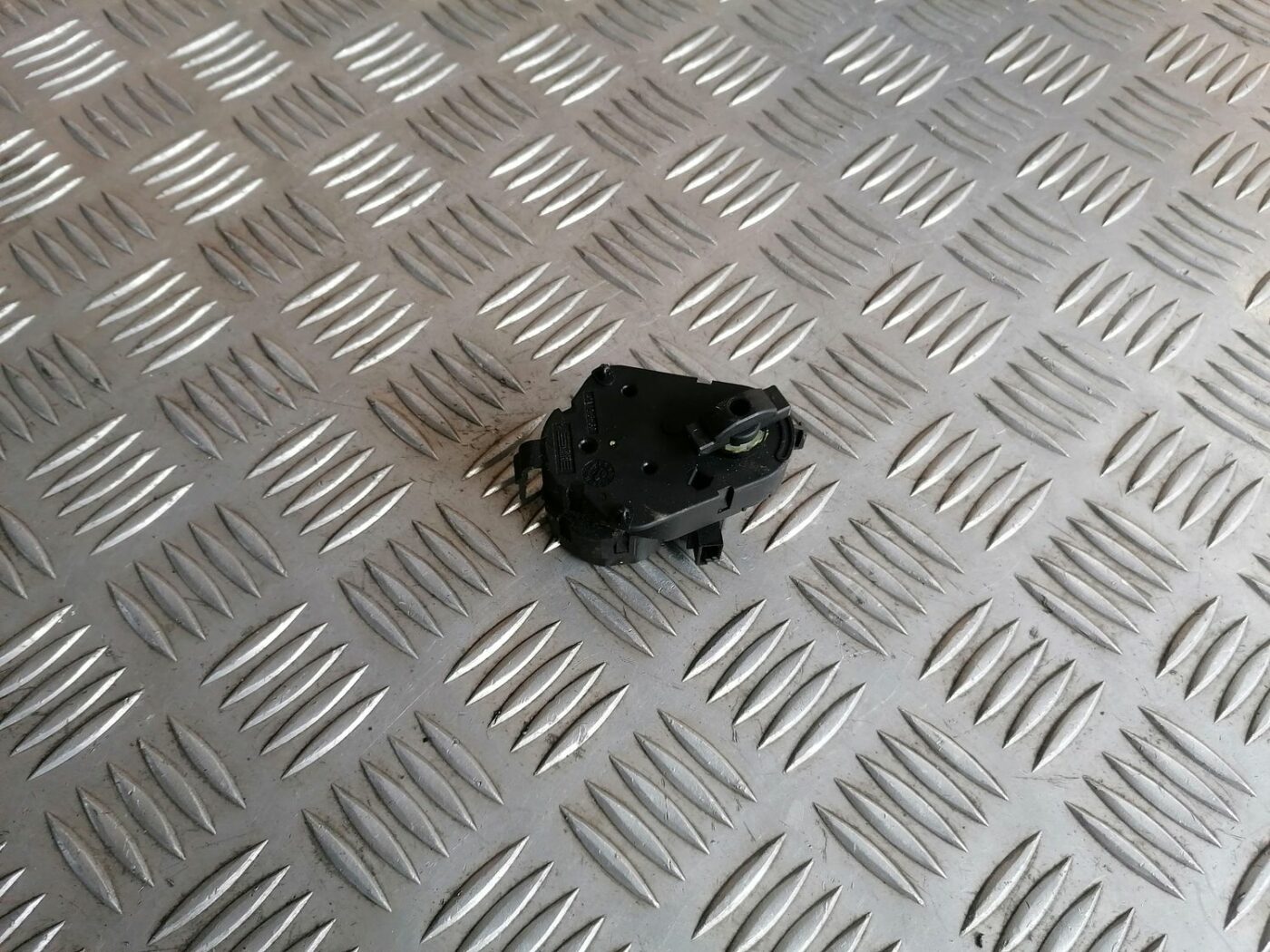 Apsildes sistēmas aktuators priekš BMW 525 E60 2004 BLACK