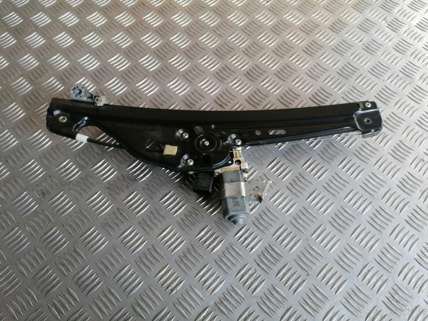 Stikla pacelšanas mehānisms aizmugurējais labais priekš BMW 525 E60 2004 BLACK