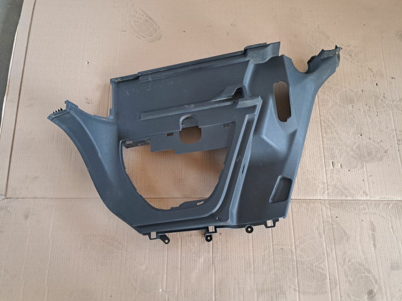 Bagāžnieka nodalījuma sānu apdare priekš OPEL CORSA 2007