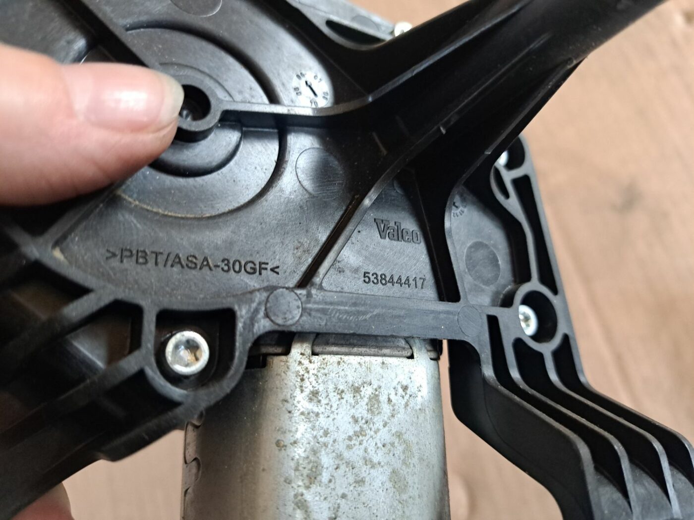 Aizmugurējā stikla tīrītāja motors priekš OPEL CORSA 2007 3 Aizmugurējā stikla tīrītāja motors priekš OPEL CORSA 2007