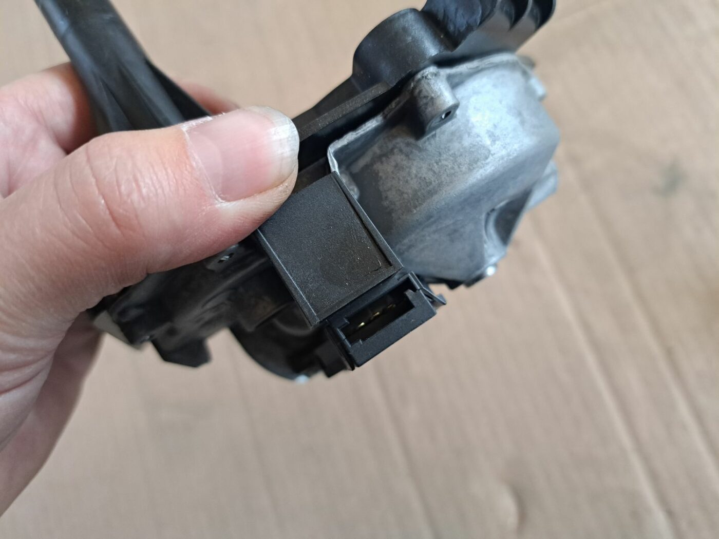 Aizmugurējā stikla tīrītāja motors priekš OPEL CORSA 2007 4 Aizmugurējā stikla tīrītāja motors priekš OPEL CORSA 2007