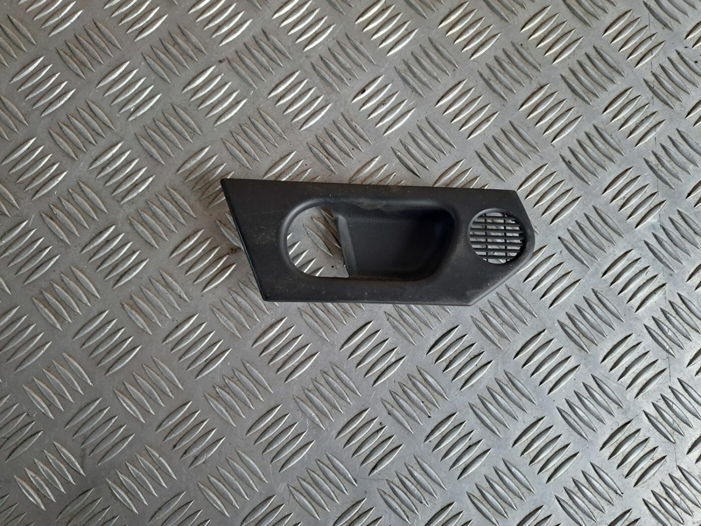 Priekšējo kreiso durvju apdare priekš OPEL MERIVA 2004