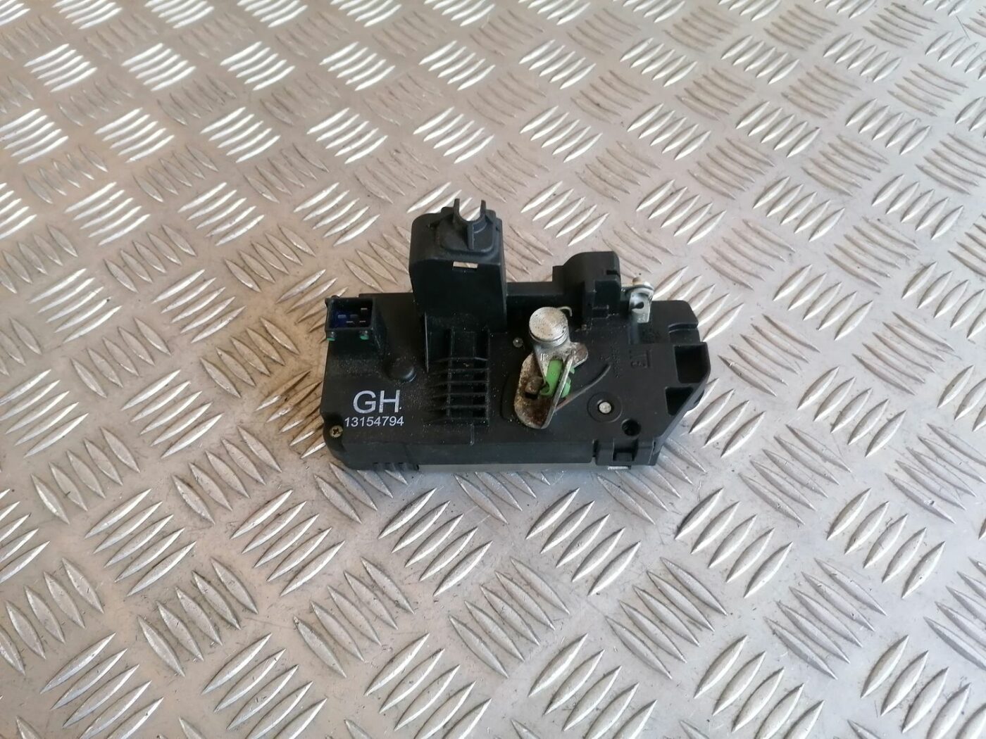 Aizmugurējo labo durvju slēdzene priekš OPEL MERIVA 2004