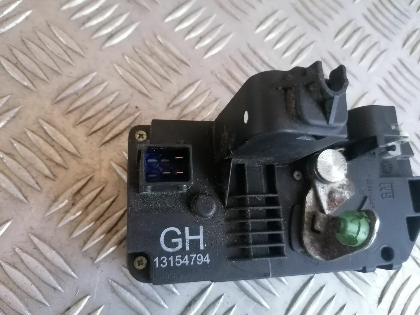 Aizmugurējo labo durvju slēdzene priekš OPEL MERIVA 2004