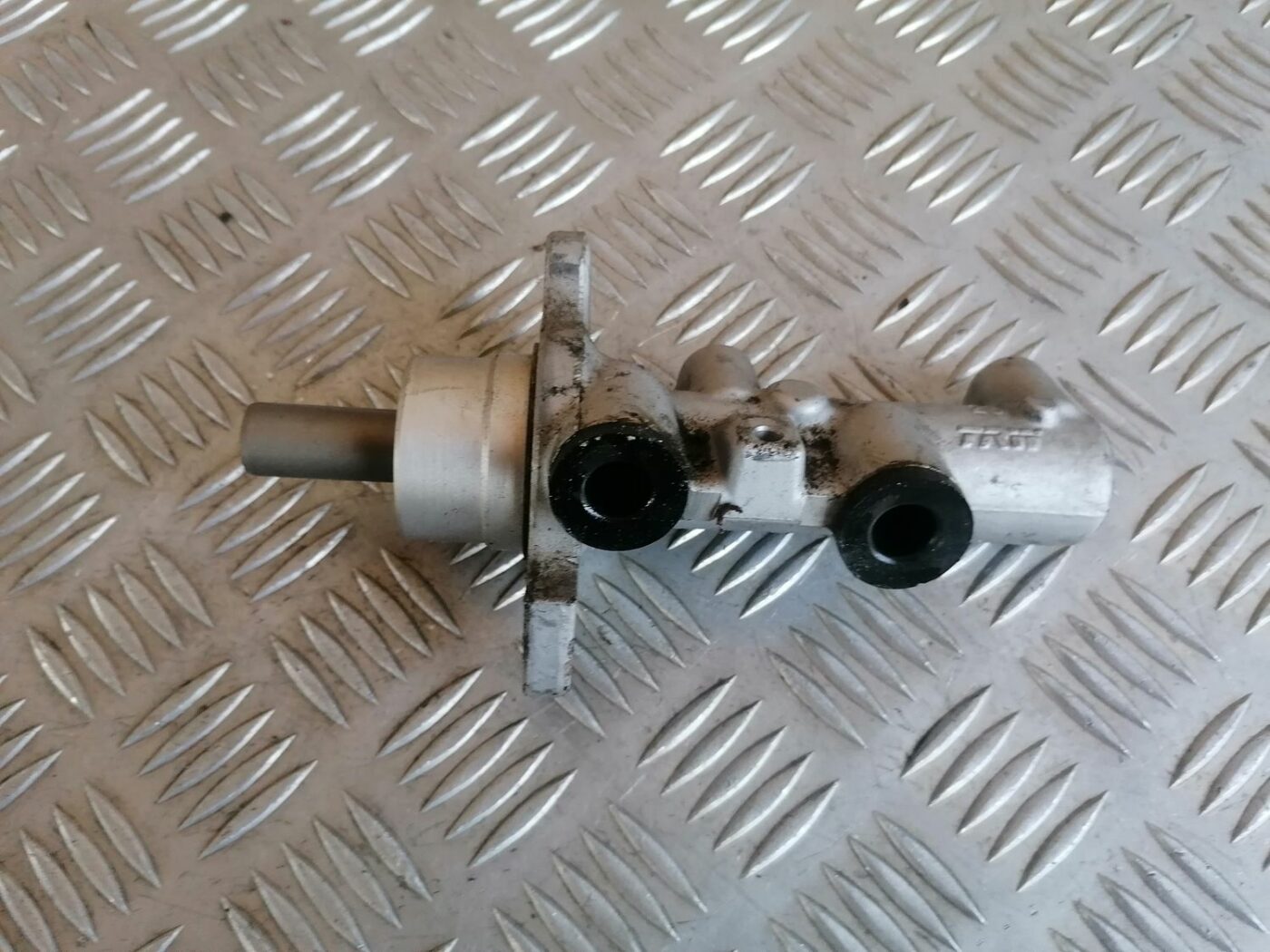 Bremžu pastiprinātāja galvenais cilindrs priekš OPEL MERIVA 2004 2 Bremžu pastiprinātāja galvenais cilindrs priekš OPEL MERIVA 2004