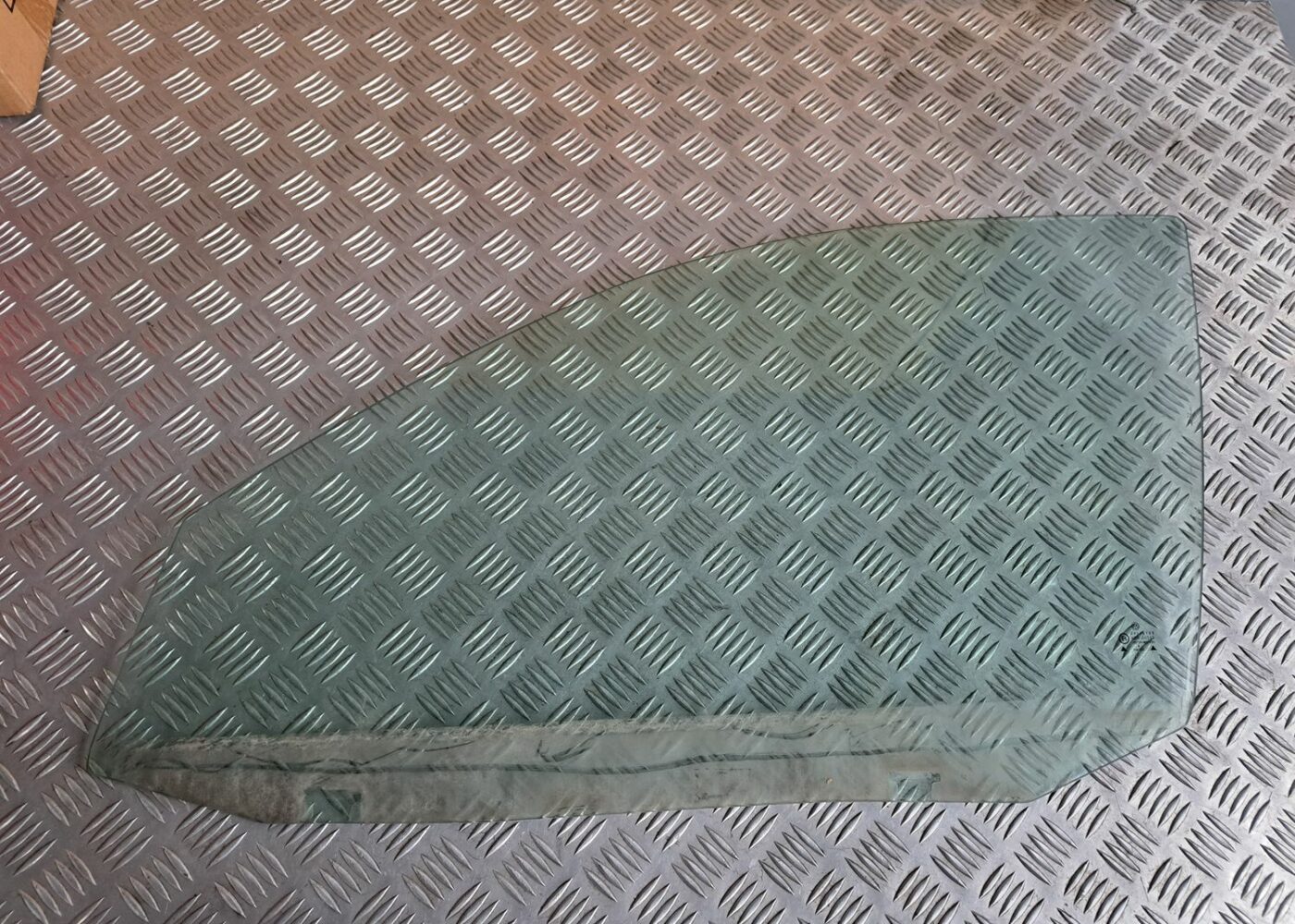 Priekšējo kreiso durvju stikls priekš VW GOLF IV 1999