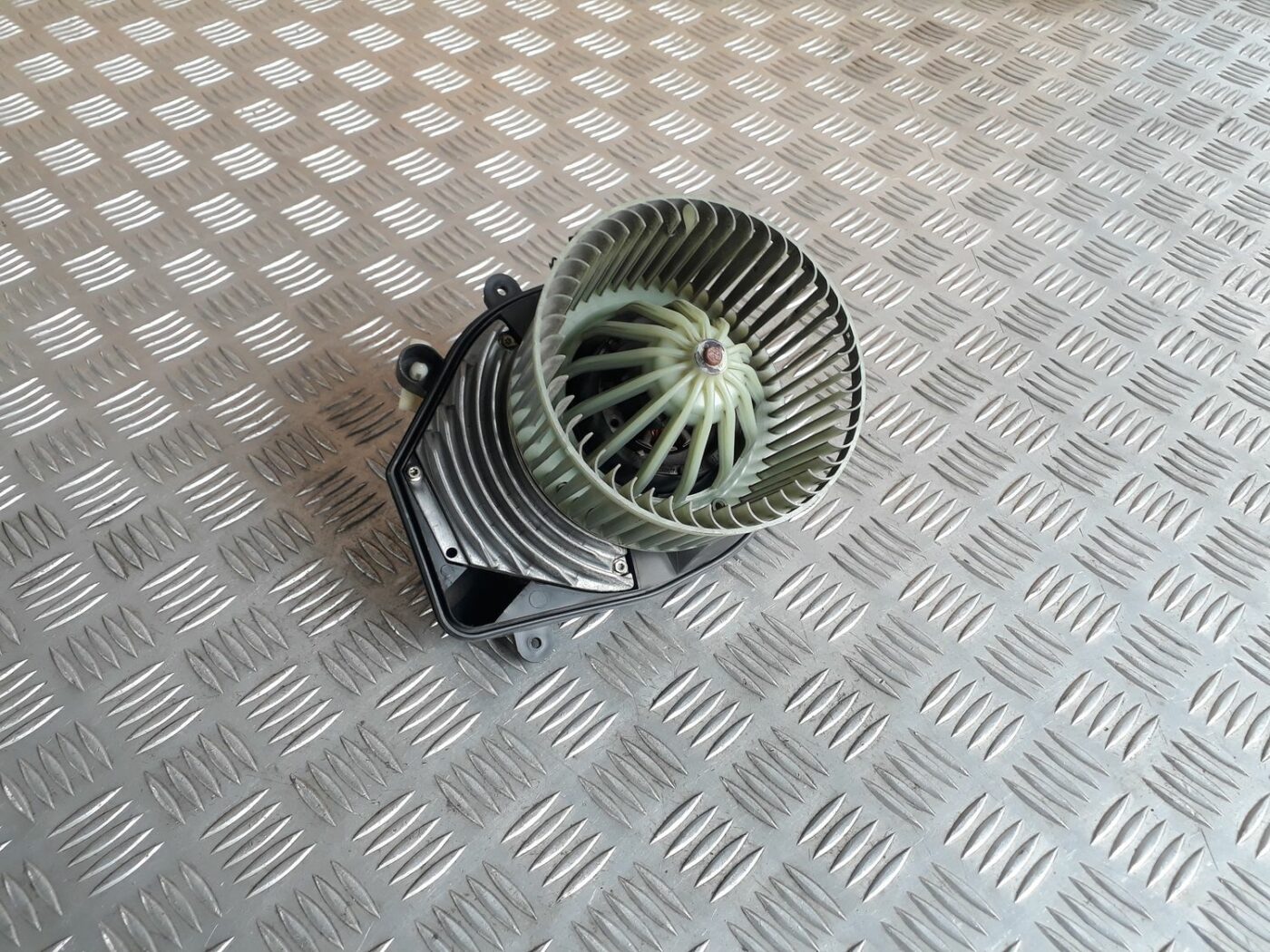 Salona ventilators priekš AUDI A4 2000 AVANT 1 Salona ventilators priekš AUDI A4 2000 AVANT